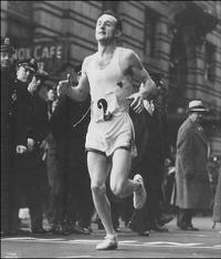 Джон Келли на Бостонском марафоне в 1935 году