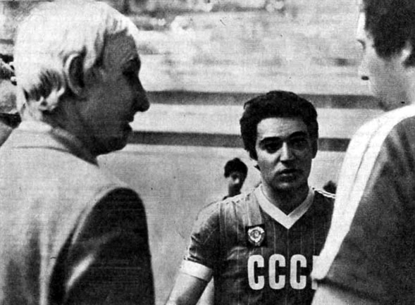Гарри Каспаров (в центре) и наставник команды шахматистов Игорь Нетто (слева)