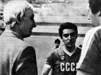 Гарри Каспаров (в центре) и наставник команды шахматистов Игорь Нетто (слева)