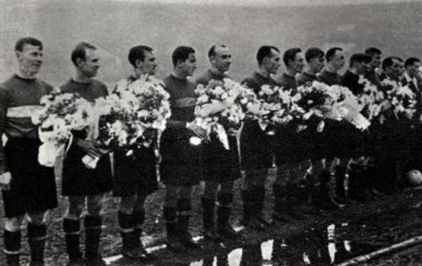 В 35 лет Николай Дементьев (крайний слева) в третий раз стал обладателем Кубка СССР