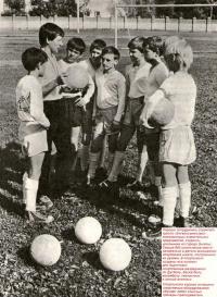 Юные футболисты на тренировке