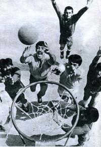 На снимке баскетболисты колхоза
