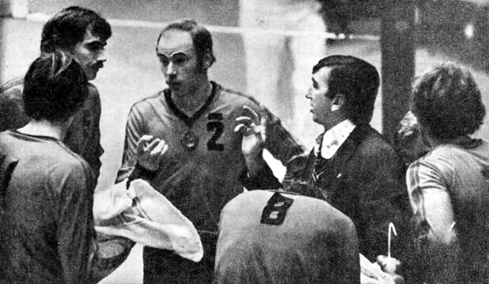 Вячеслав Платонов взял тайм-аут для указаний волейболистам сборной СССР