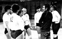 Юрий Дьяконов на тренировке с заводскими волейболистками