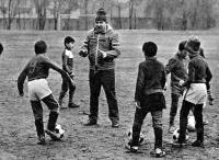 Эдуард Коробов на тренировке с юными футболистами
