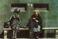 Жительница Ливерпуля у памятника Элеанор Ригби, героине знаменитой битловской песни