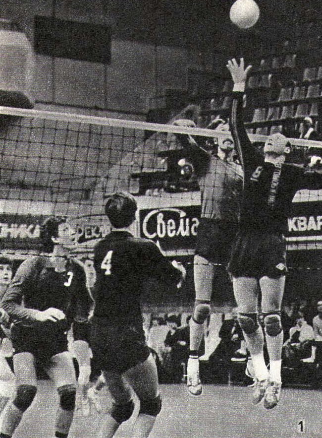 Снимок 1. Мяч подлетает к связующему «Автомобилиста» Вячеславу Зайцеву (8)