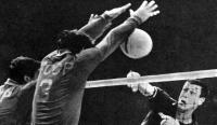 Удар американца Пауэрса блокируют советские волейболисты Сорокалет и Савин